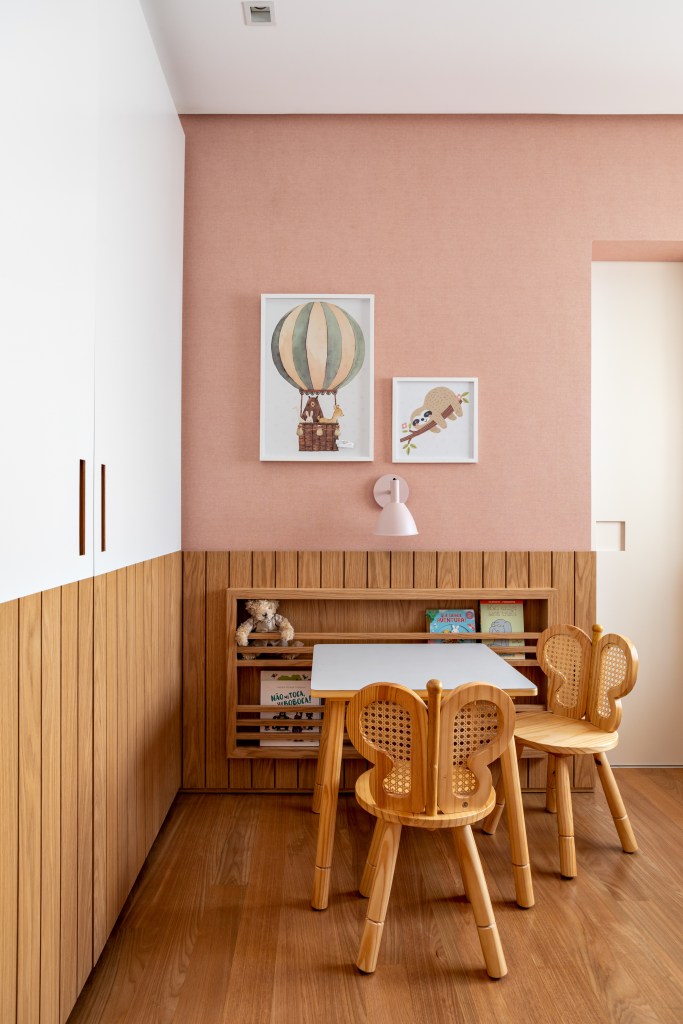 54-madeira-clara-unifica-e-atualiza-apartamento-localizado-no-itaim Quarto de menina com papel de parede rosa e mesinha de estudo