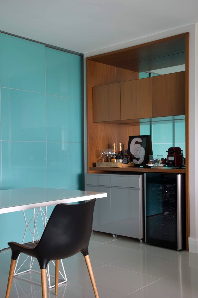 7-cores-de-quadro-definem-paleta-da-área-social-deste-apê-de-165-m-2 Bar em casa