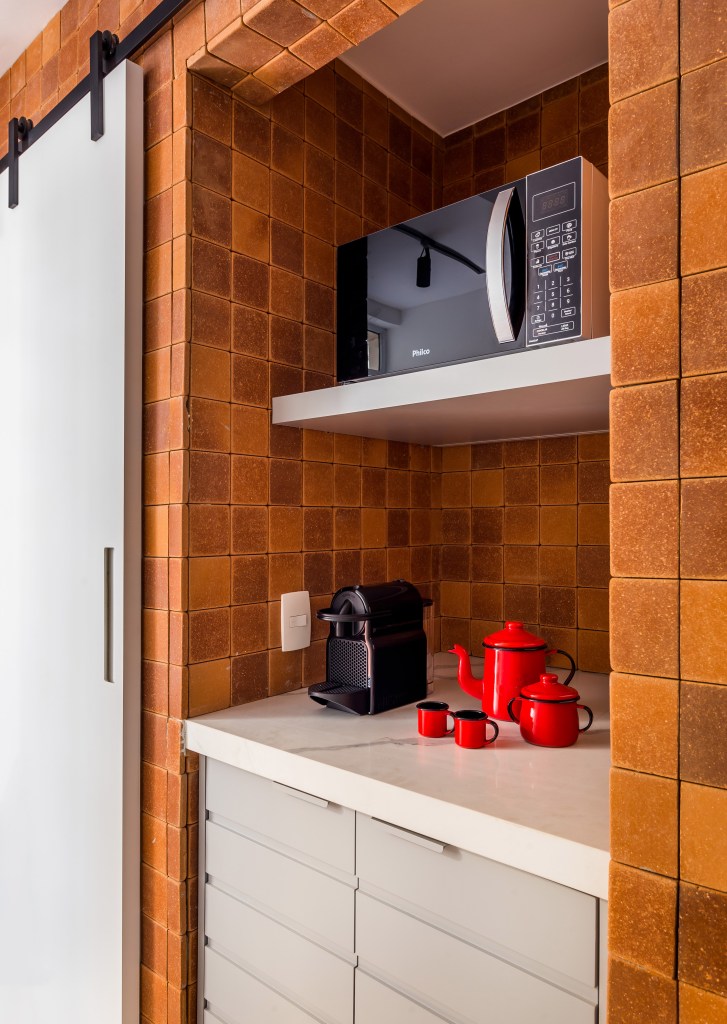 8-ape-de-30-m-3-tem-ares-de-mini-loft-com-toques-de-camping-chic Cozinha de apartamento muito pequeno