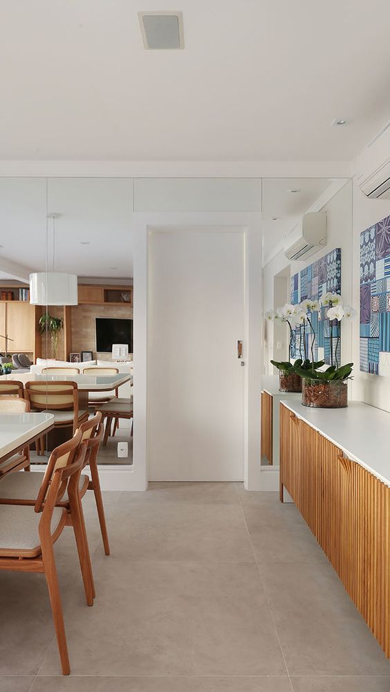 Buffet em madeira com topo branco