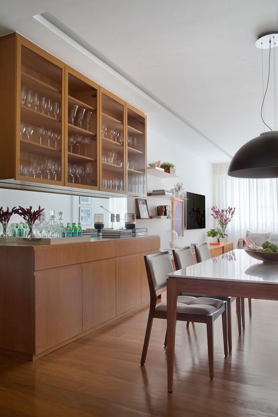 Buffet em madeira do mesmo tom do arm&aacute;rio e mesa de jantar