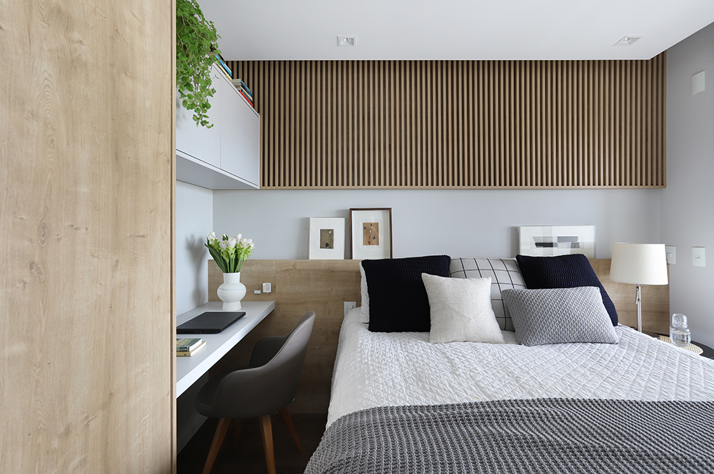 Projeto Gabriel Cordeiro Arquitetura – Vila Romana I Foto Mariana Orsi (51)-quarto-cama-home-office-painel-ripado Projeto Gabriel Cordeiro Arquitetura – Vila Romana I Foto Mariana Orsi (51)-quarto-cama-home-office-painel-ripado