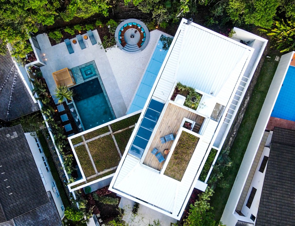 Vista aérea de casa com dois blocos em 