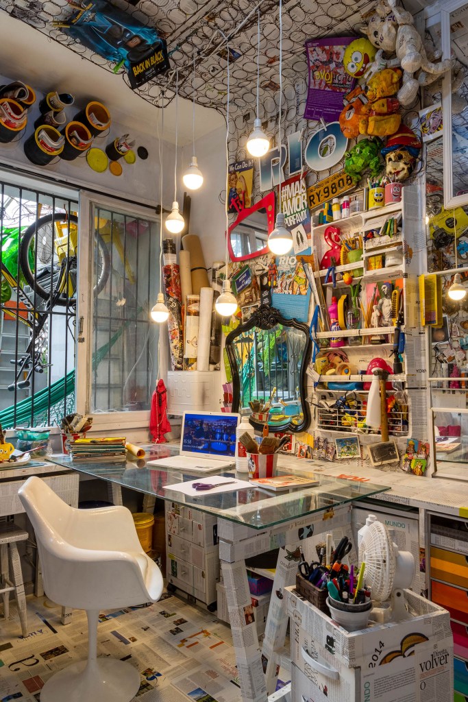 casa-ou-galeria-de-arte-conheca-o-lar-que-e-pura-arte-casa.com-anderson-thives-andre-nazareth-27 Estúdio com prateleiras cheias de materiais para o artista pode criar suas obras