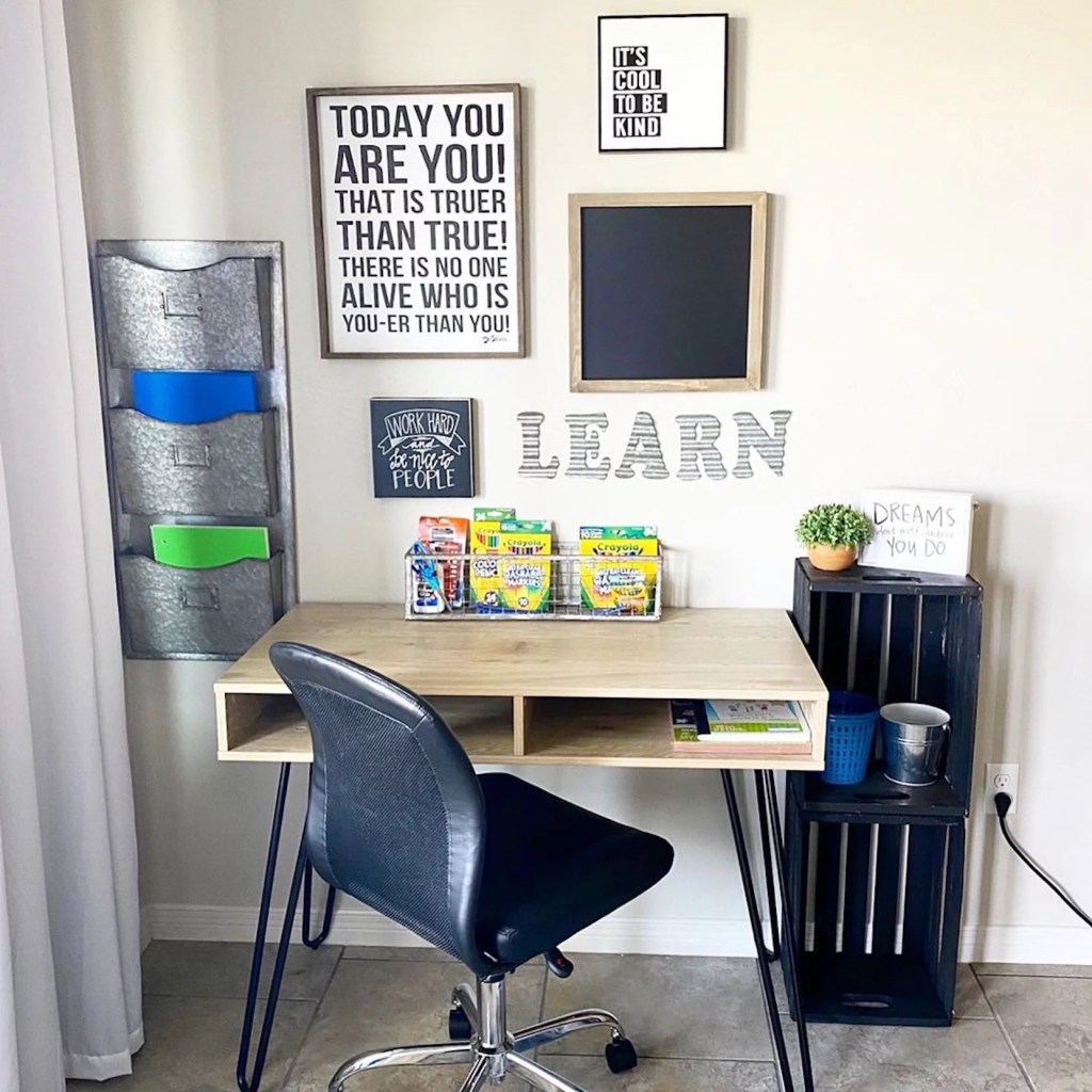 dicas-decorar-cantinho-estudos-popsugar Cantinho de estudos; home office; cadeira preta; mesa madeira pequena