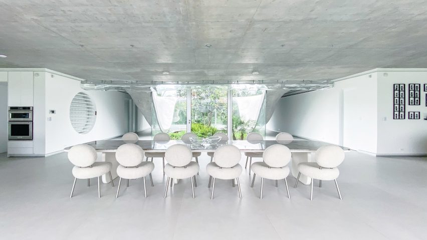Sala de kantar minimalista, com mobiliário rbanco