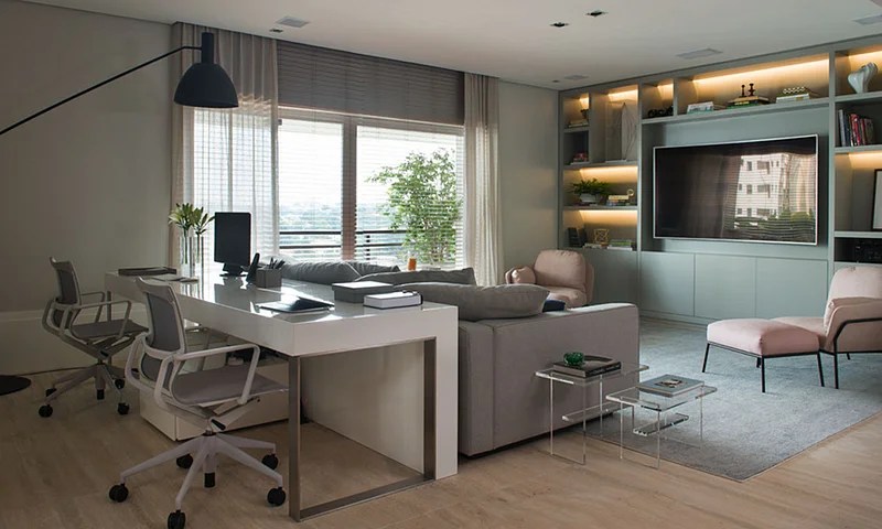 Home office e TV juntos. O rack em tons suaves acompanha perfeitamente este espaço para ambas as atividades no mesmo ambiente. Projeto de Fernanda Moreira Lima Home office e TV juntos. O rack em tons suaves acompanha perfeitamente este espaço para ambas as atividades no mesmo ambiente. Projeto de Fernanda Moreira Lima