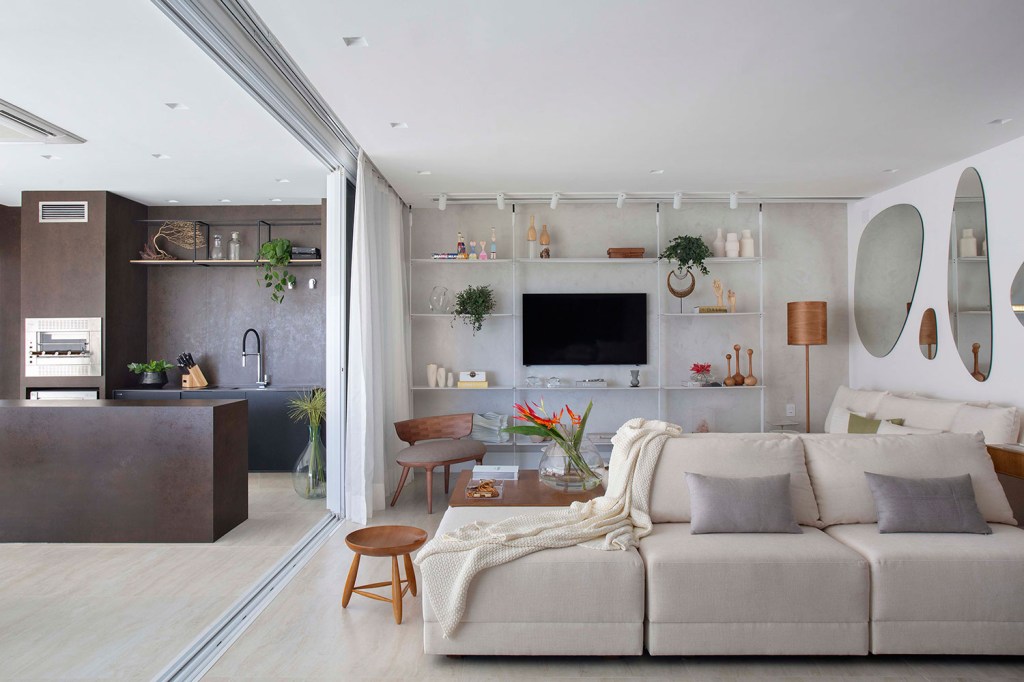 reforma-com-quartos-cheios-de-personalidade-e-vocacao-para-receber-casa.com-patty-coelho-lilia-mendel-8 Sala de estar integrada com varanda gourmet
