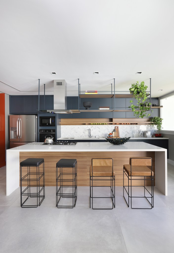 11-minimalismo-contemporaneo-e-moderno-se-misturam-nesta-casa-de-350-m-2 Cozinha em ilha grande na cor azul petróleo