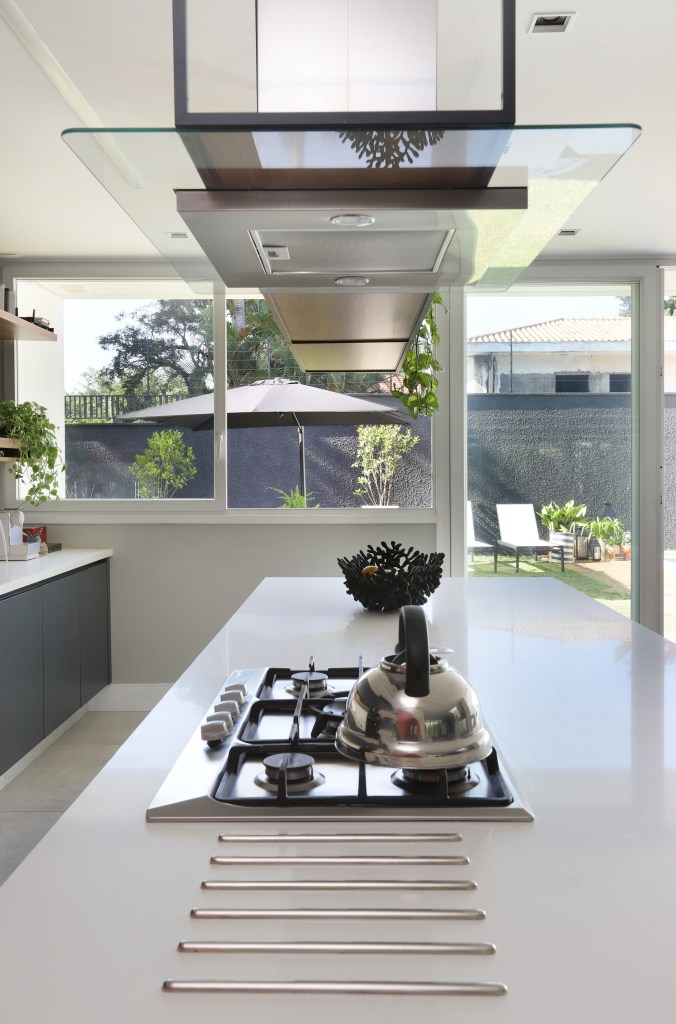 13-minimalismo-contemporaneo-e-moderno-se-misturam-nesta-casa-de-350-m-2 Cozinha com ilha branca