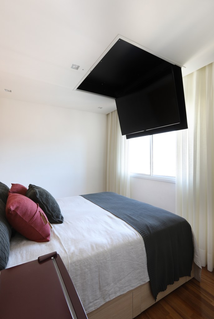 15-tons-neutros-integração-e-armazenamento-definem-apê-de-130-m-2 Quarto branco com TV Suspensa