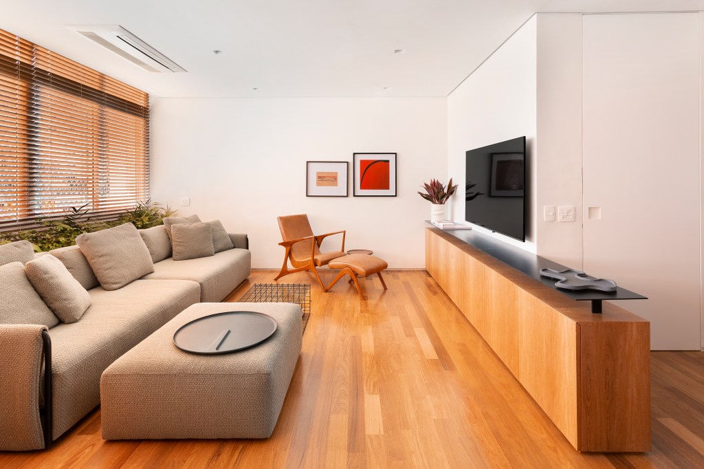 18-madeira-e-concreto-se-combinam-para-criar-este-aconchegante-apê-de-210-m-2 Living integrado com sala de jantar com muita madeira