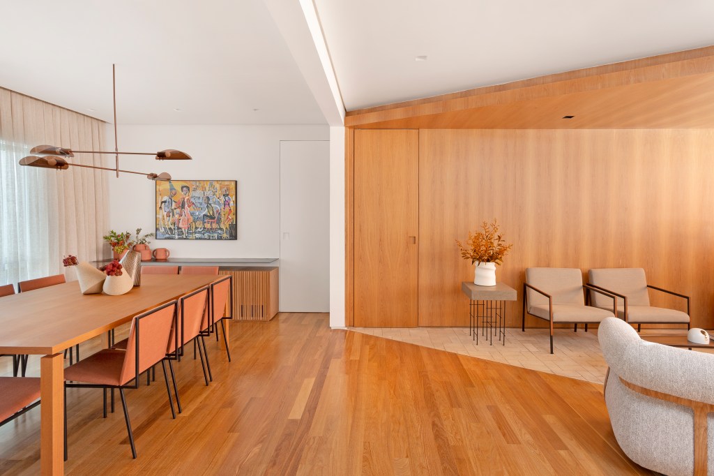 Sala de estar e jantar integradas com muita madeira