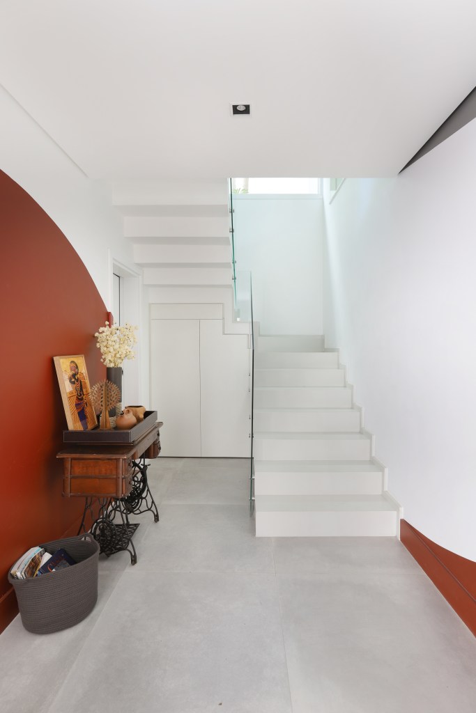 22-minimalismo-contemporaneo-e-moderno-se-misturam-nesta-casa-de-350-m-2 Escadas e detalhe da máquina de costura que virou aparador