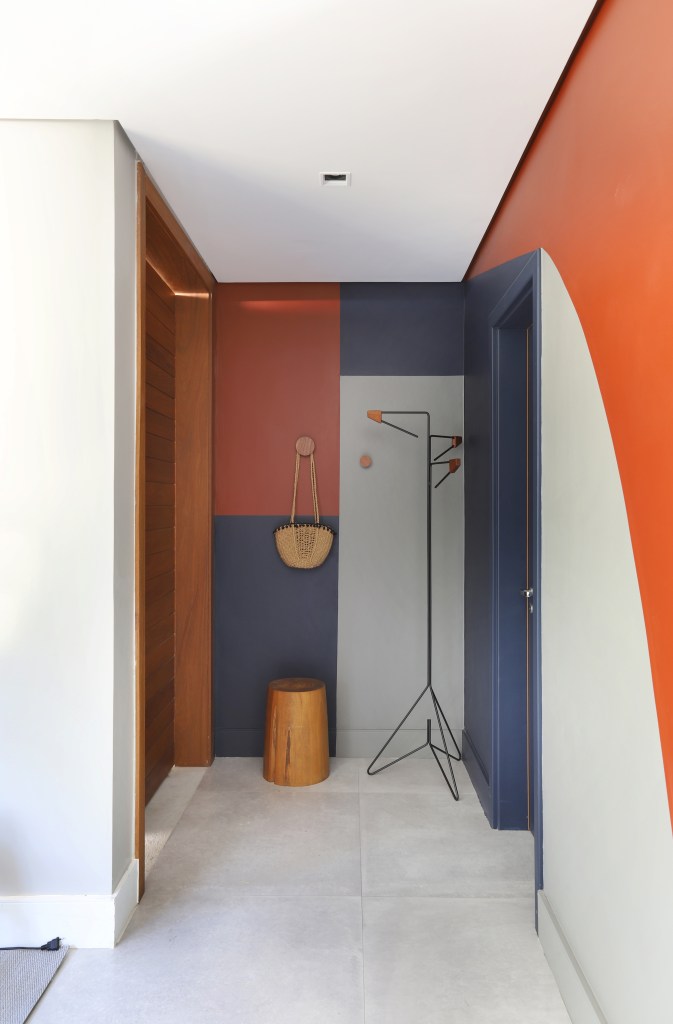 6-minimalismo-contemporaneo-e-moderno-se-misturam-nesta-casa-de-350-m-2 Hall de entrada com detalhes geométricos coloridos