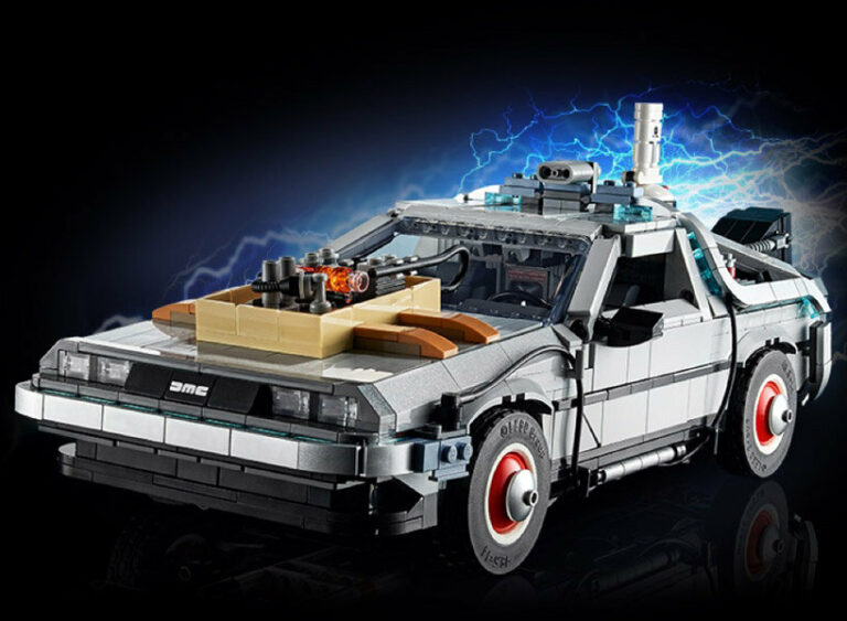 Visão em três quartos frontal da Delorean Lego de De Volta para o Futuro sobre fundo preto.