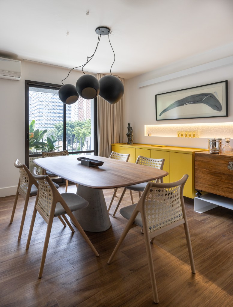 Projeto Terça Arquitetura – Itaim Bibi I Foto Manuel Sá (15)-sala-jantar-mesa-cadeira-pendente Sala de jantar com pendente; mesa em madeira com quatro lugares; aparador amarelo; nicho iluminado