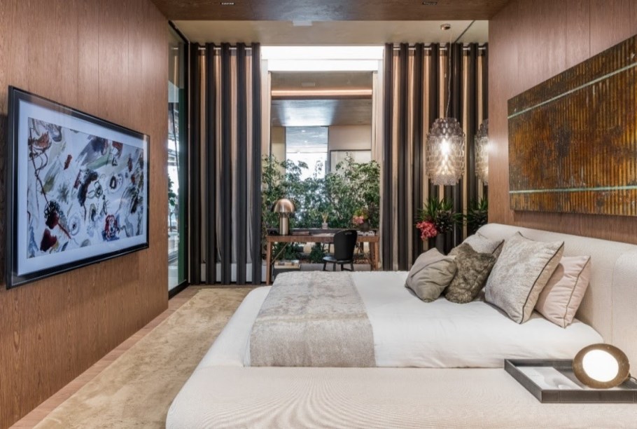 Uma cama generosa com forma arredondada, da Odara, é o destaque do ambiente assinado por Debora Aguiar na CASACOR São Paulo. Nas paredes e no teto, lâmina de madeira natural Noce Canaletto, e painel ripado Pandora, ambos da Todeschini. Uma cama generosa com forma arredondada, da Odara, é o destaque do ambiente assinado por Debora Aguiar na CASACOR São Paulo. Nas paredes e no teto, lâmina de madeira natural Noce Canaletto, e painel ripado Pandora, ambos da Todeschini.