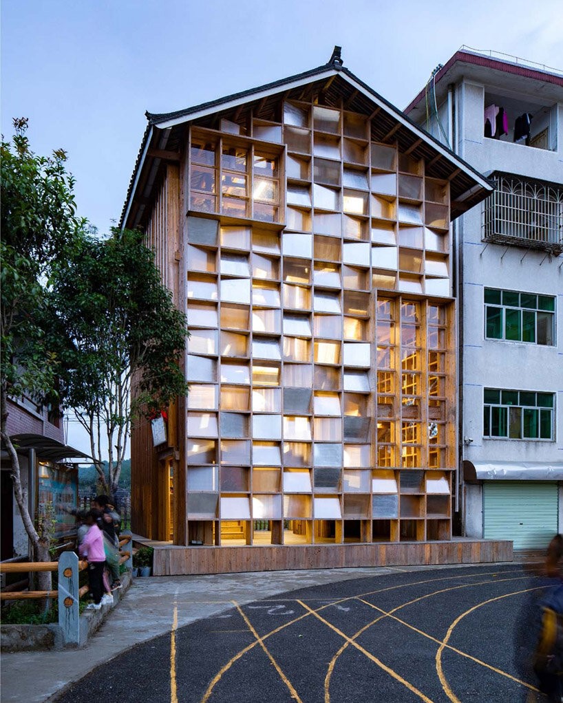 matriz-estantes-compoe-fachada-luminosa-china-sai-zhao-biblioteca-fachada-translucida-policarbonato-arquitetura-chinesa Fachada luminosa de biblioteca comunitária com painéis de policarbonato translúcidos.