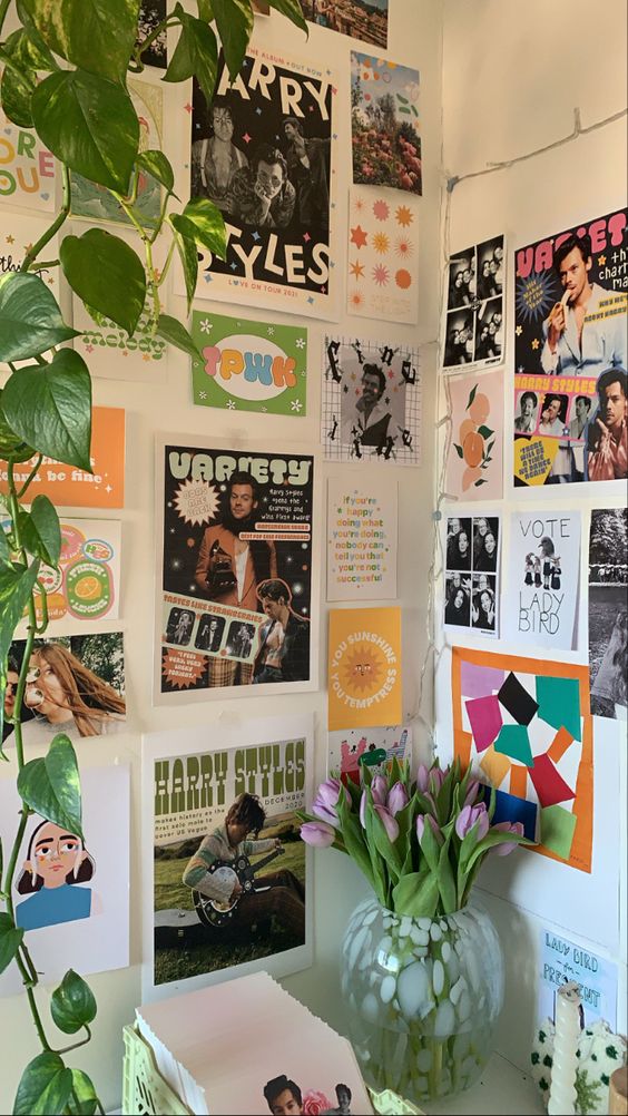 Quarto cheio de p&ocirc;steres