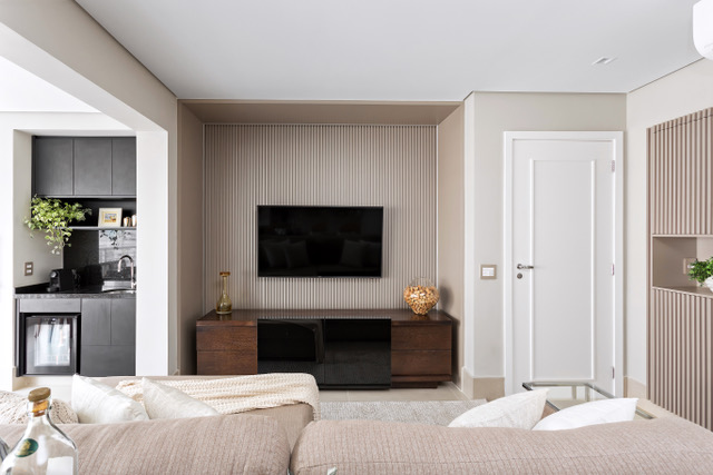 Apê de 103 m² recebe tons neutros e fica integrado após reforma