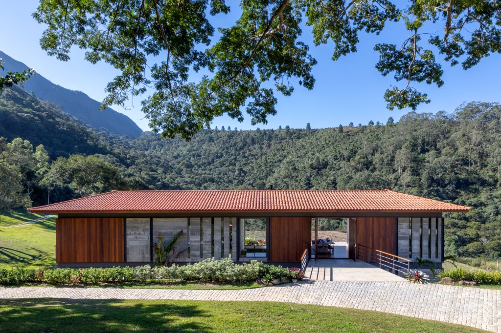 1-casa-de-campo-mistura-elementos-tradicionais-e-contemporaneos Casa em meio à serra com madeira e arquitetura contemporânea