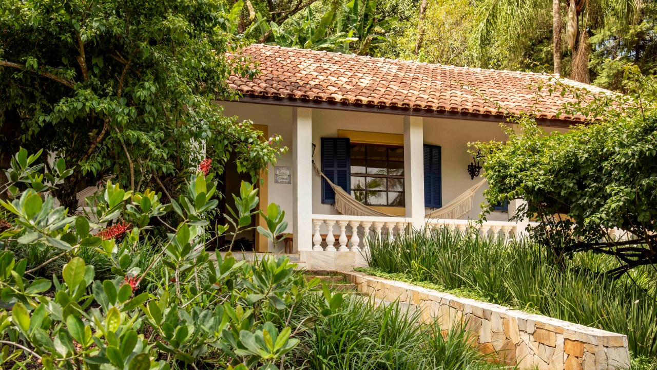 Casa branca em meio ao verde no interior de São Paulo