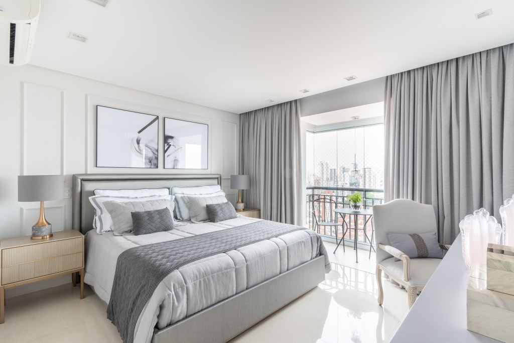 7-tons-neutros-sala-ampla-e-varandas-integradas-definem-este-ape Quarto de casal com cor cinza, cama de casal e varanda