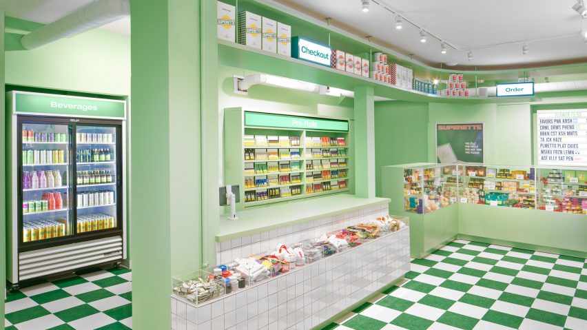 Loja com cor verde pastel predominante. Piso quadriculado em estilo retrô.