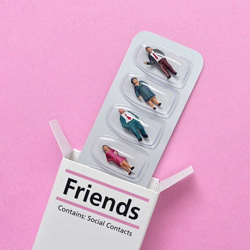 Este-artista-questiona-o-que-nos-faz-sentir-bem-Domenic Bahmann (2) Cartela de remédio com rótulo Amigos. Em vez de cápsulas estão miniaturas de pessoas.