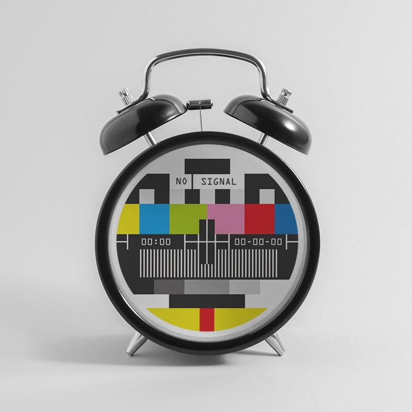 Este-artista-questiona-o-que-nos-faz-sentir-bem-Domenic Bahmann (4) Despertador com tela de cores de televisão.