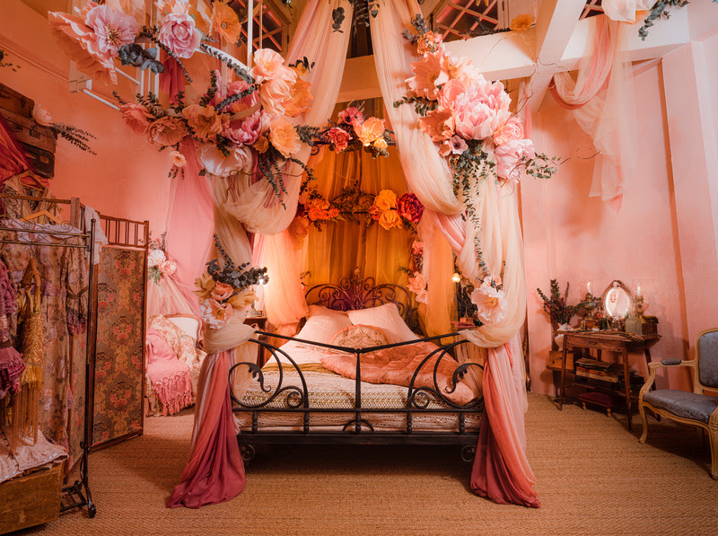 Hey-sister-go-sister-é-possível-se-hospedar-no-Moulin-Rouge-06 Airbnb no Moulin Rouge