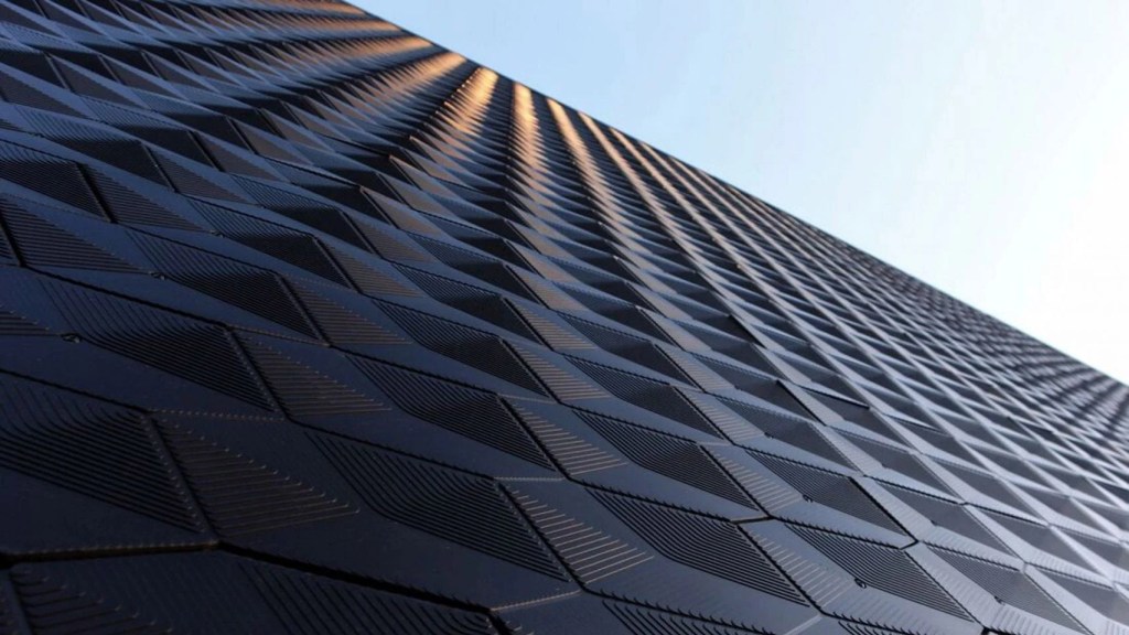 10-materiais-que-podem-mudar-a-construção-divulgação-dezeen-biochar Foto mostra fachada de prédio revestida com biochar, material novo.