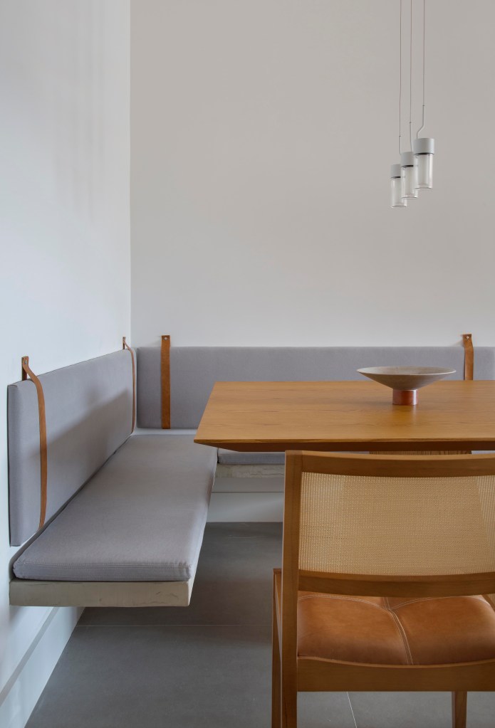 ape-115m-home-office-integrado-a-cozinha-studio-ag-arquitetura-foto-Juliano Colodeti-mesa-jantar-canto-alemao-cadeira ape-115m-home-office-integrado-a-cozinha-studio-ag-arquitetura-foto-Juliano Colodeti-mesa-jantar-canto-alemao-cadeira