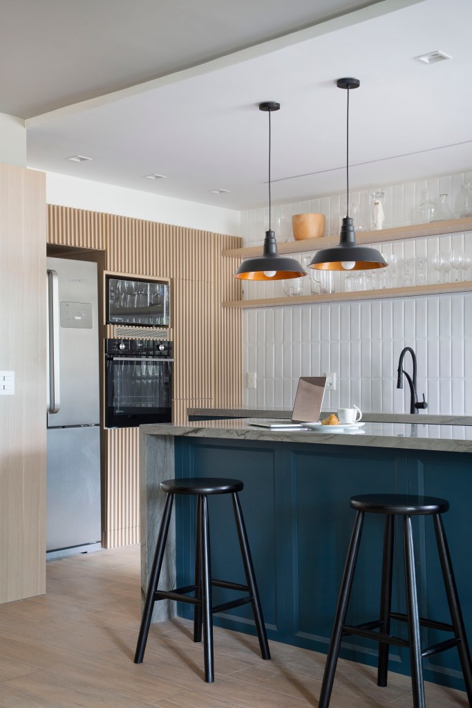 ape-95m-estilo-escandinavo-toques-industriais-up3arquitetura-foto-denilson-machado-cozinha-ilha-bancada-banqueta-luminaria Cozinha integrada com ilha e bancada; marcenaria azul