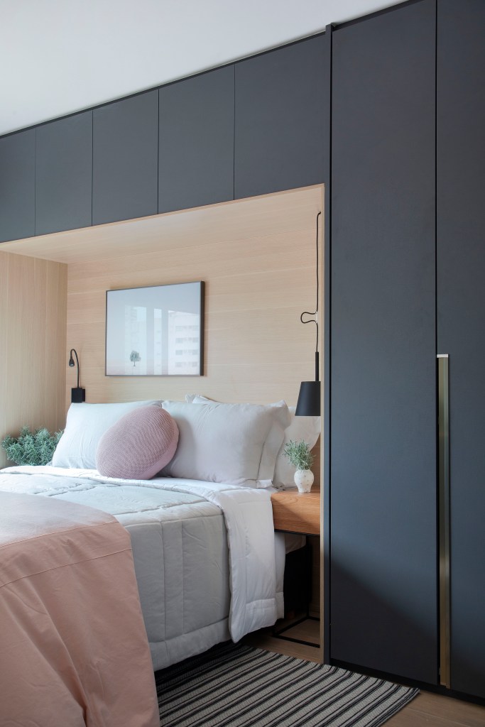 ape-95m-estilo-escandinavo-toques-industriais-up3arquitetura-foto-denilson-machado-quarto-cama-armario Quarto com cama de casal; armário embutido