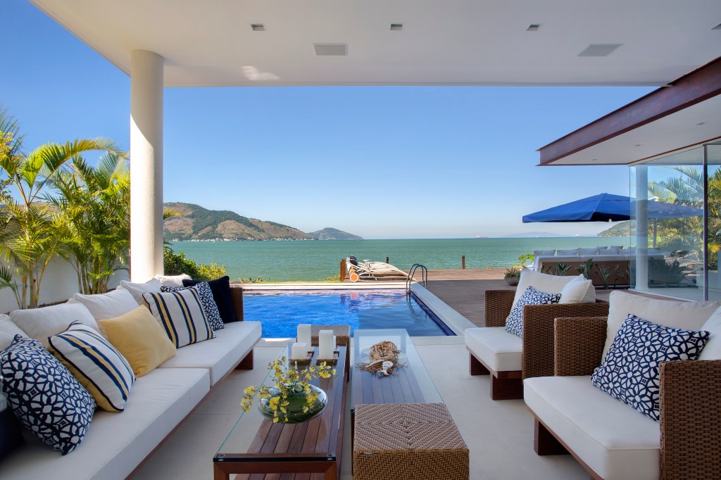 Calor demais? Veja inspirações de casa praia perfeitas para o verão