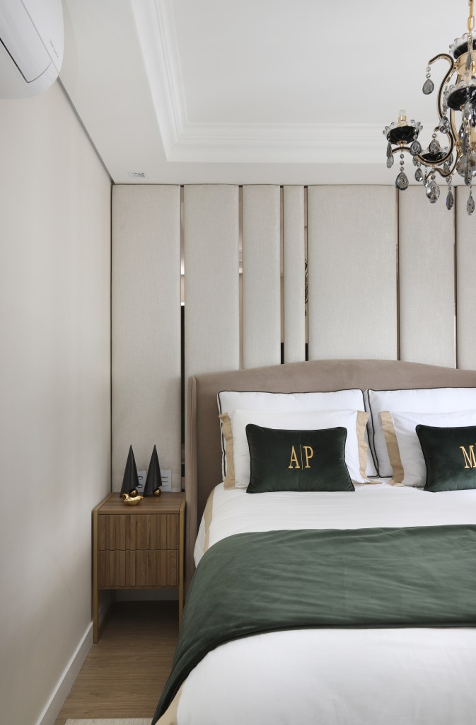 classico-ape-140m-marmore-boiseries-gabriela-mendes-fotos-mariana-orsi-cama-quarto-mesinha classico-ape-140m-marmore-boiseries-gabriela-mendes-fotos-mariana-orsi-cama-quarto-mesinha
