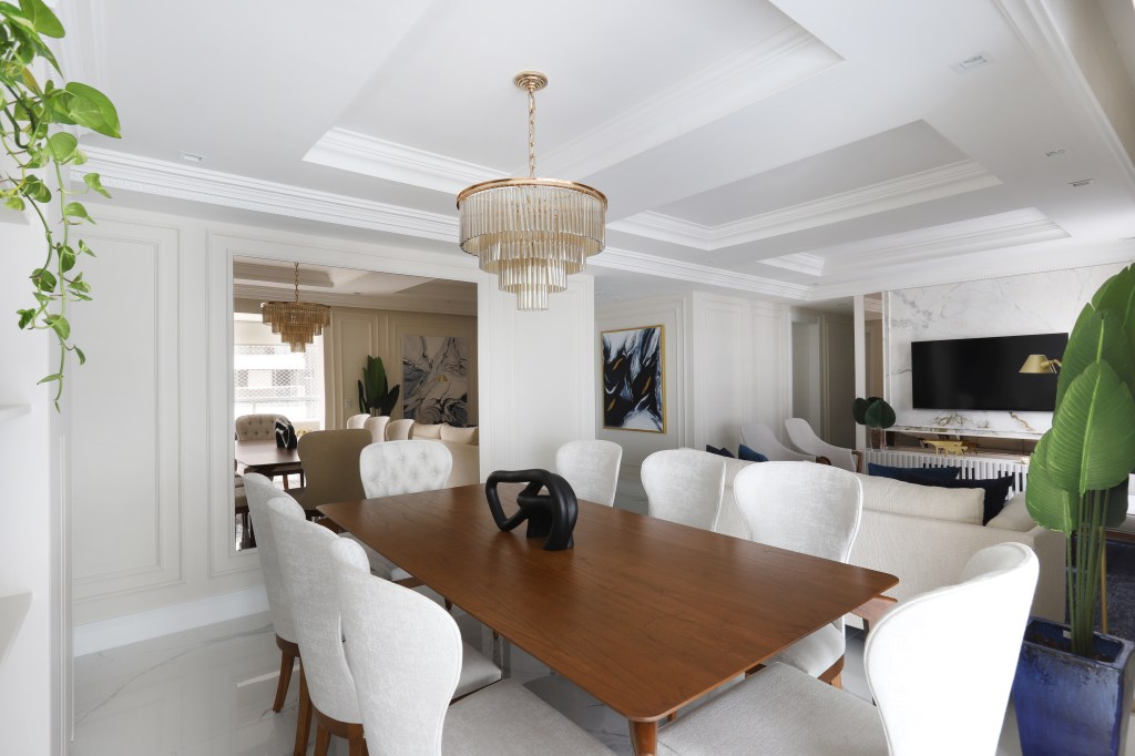 classico-ape-140m-marmore-boiseries-gabriela-mendes-fotos-mariana-orsi-sala-jantar-mesa-cadeira-lustre classico-ape-140m-marmore-boiseries-gabriela-mendes-fotos-mariana-orsi-sala-jantar-mesa-cadeira-lustre
