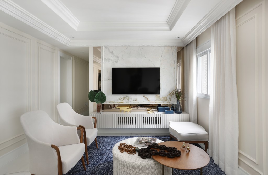 classico-ape-140m-marmore-boiseries-gabriela-mendes-fotos-mariana-orsi-sala-poltrona-pufe-mesa-centro-tv classico-ape-140m-marmore-boiseries-gabriela-mendes-fotos-mariana-orsi-sala-poltrona-pufe-mesa-centro-tv