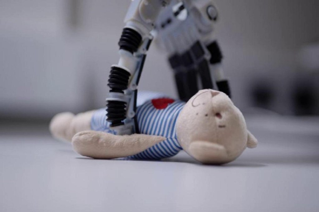 dyson-robo-domestico-urso Robô pega urso de pelúcia do chão.