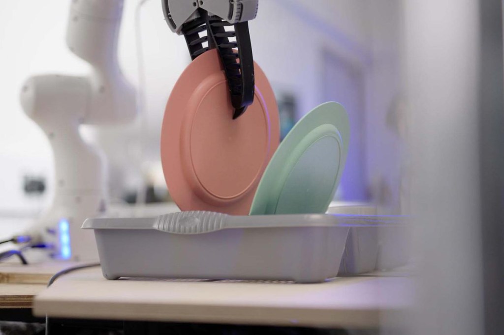 dyson-robo-domestico1 Robô pega prata de escorredor de louças.