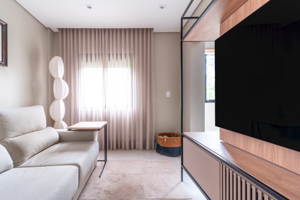 estilo-clean-tons-nude-ape-200m-souza-kaza-fotos-julia-herman-sala-tv-sofa-cortina estilo-clean-tons-nude-ape-200m-souza-kaza-fotos-julia-herman-sala-tv-sofa-cortina