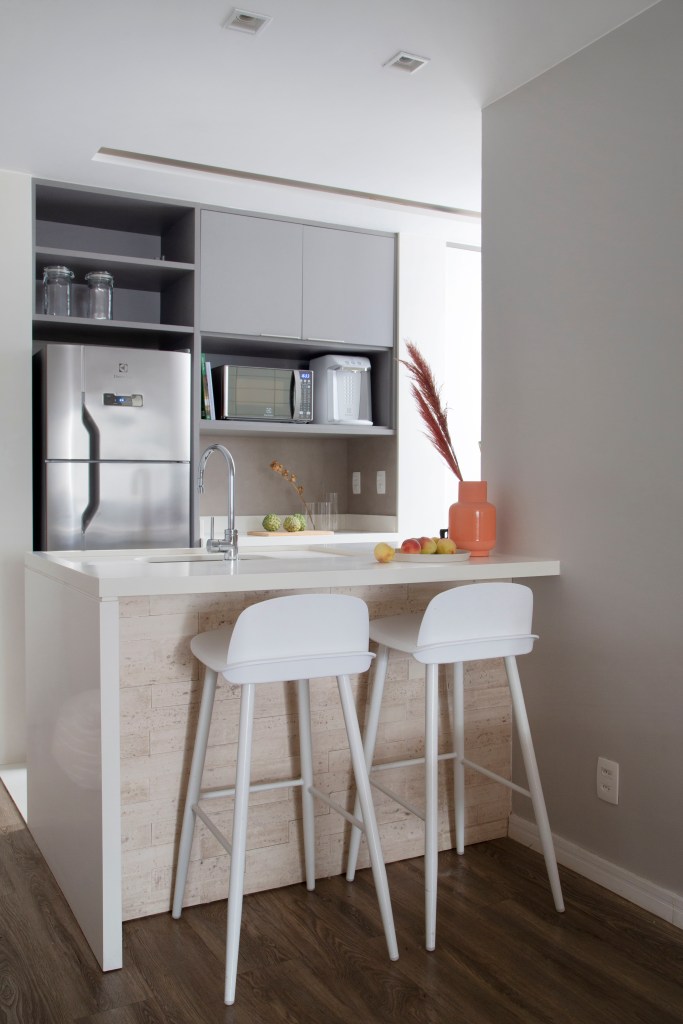 leve-contemporaneo-ape-antigo-62m-studio-leandro-neves-fotos-denilson-machado-cozinha-integrada-bancada-bancos Cozinha integrada com bancada; banquetas brancos