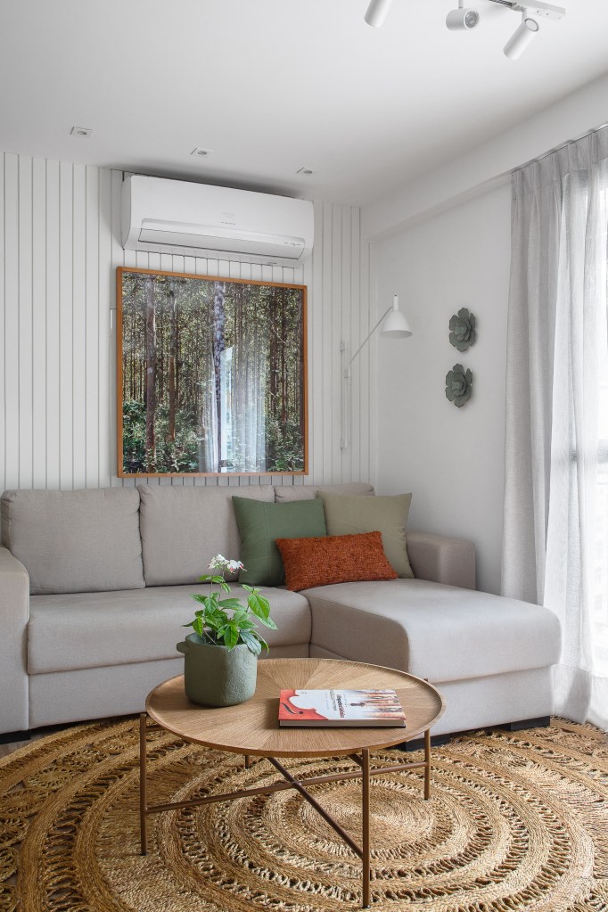Sala com sofá cinza e mesa de centro
