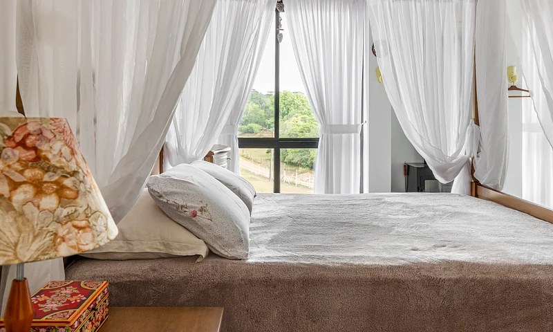 casa-campo-decoracao-cottage-Benvenutti-Pivetta Arquitetura-07 Quarto de casal com cama e janela com cortinas