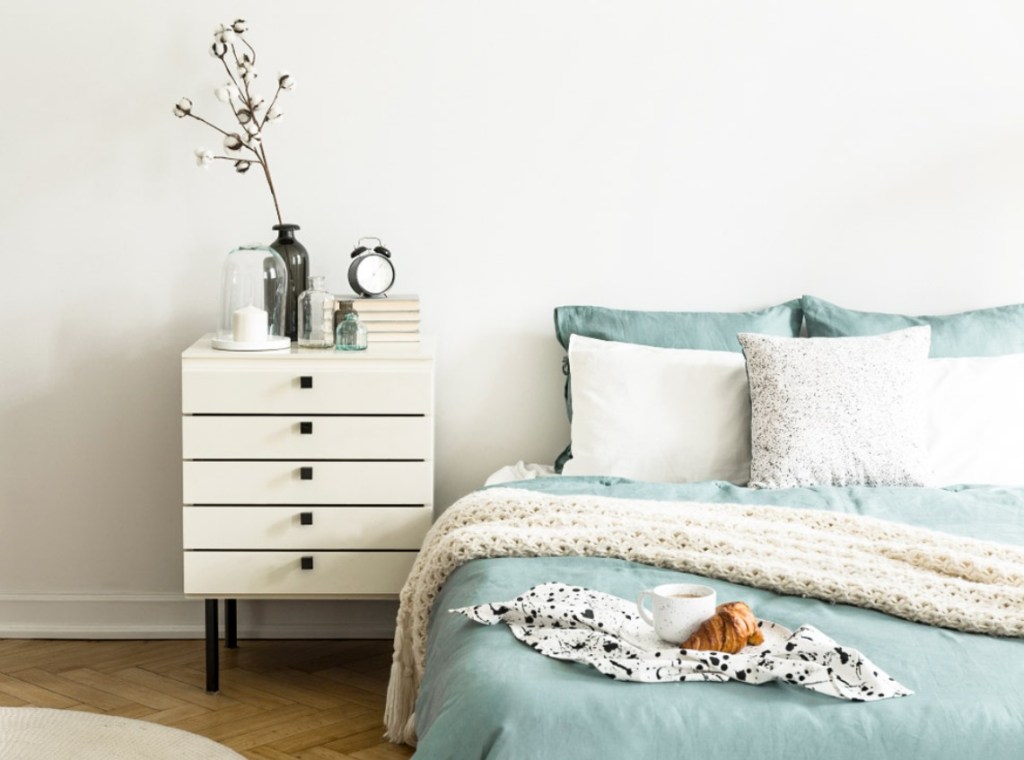 decoracao-velas-okay.com-04-quarto-cama-comoda Quarto com cama e cômoda lateral; cúpula com vela