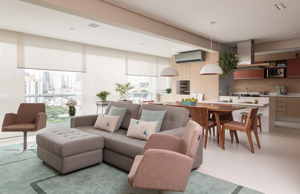 o-que-considerar-antes-comprar-apartamento-evelyn-müller-estar-integrado-tons-pasteis-varanda-integrada Sala de estar e jantar integradas, com mobiliário em tons pastéis.