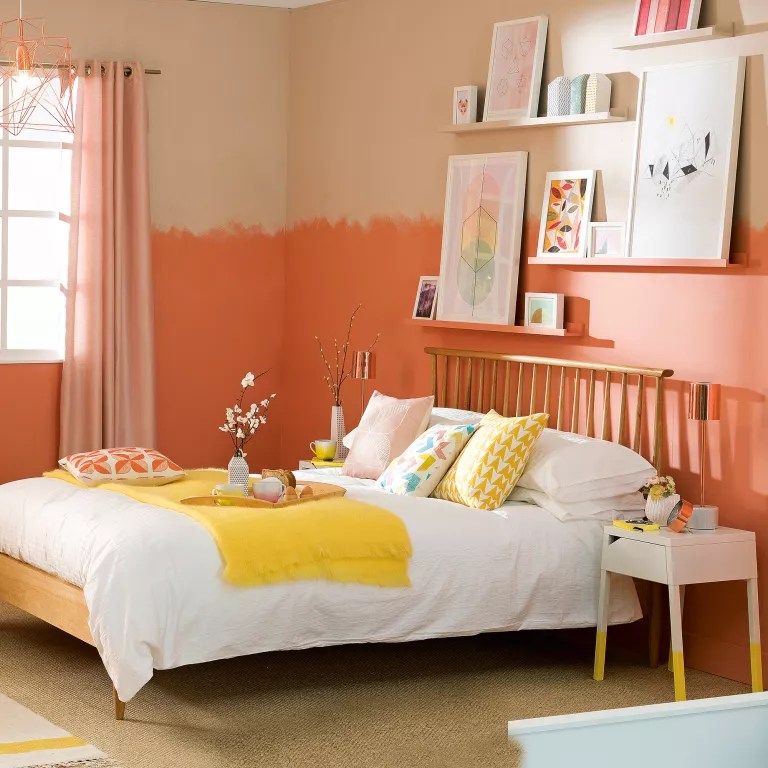 Quarto com meia parede laranja