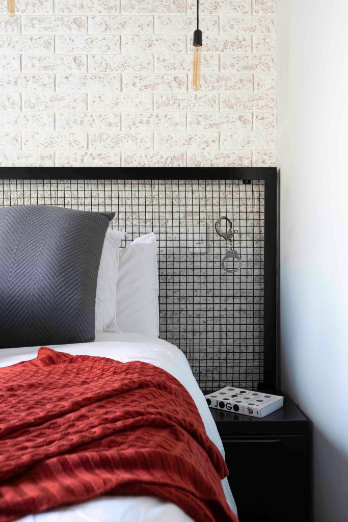 Ape-de-90-m2-exibe-estilo-industrial-com-elementos-unicos-projeto-Priscila-Cox-foto-Monica-Assan-quarto-cabeceira-industrial Quarto com cabeceira em estilo grade